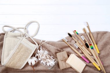 Sabun, bez ve pamuk çubukları ile Bambu diş fırçaları wh