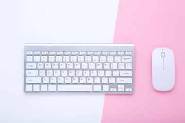 Renkli arka planda bilgisayar klavyesi ve fare