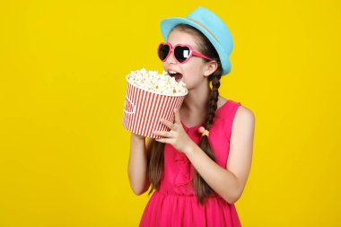 Güneş gözlüğü ve şapka yel patlamış mısır yiyen güzel genç kız