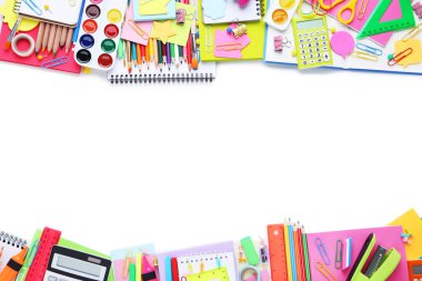 Beyaz arka plan üzerinde farklı okul malzemeleri