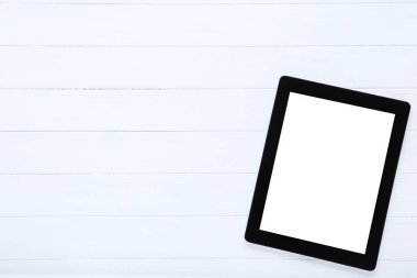 Beyaz ahşap masa üzerinde tablet bilgisayar