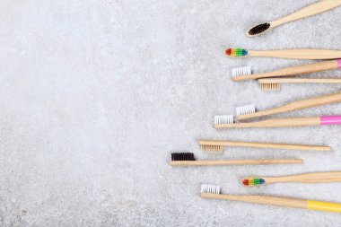 Gri arka planda bambu diş fırçaları