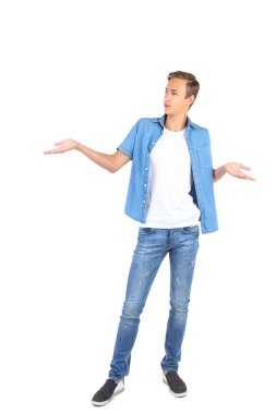 Beyaz arka plan üzerinde izole moda giyim genç adam