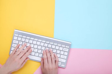 Bilgisayar klavyesinde yazan kadın elleri