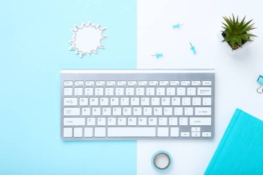 Ofis malzemeleri ve colorf üzerinde yeşil bitki ile bilgisayar klavyesi