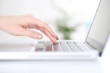 Dizüstü bilgisayarda el yazısı yazan kadın.