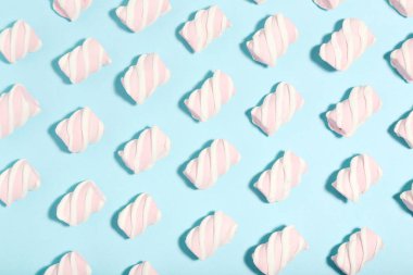 Mavi arka planda tatlı şekerlemeler. Minimalizm kavramı