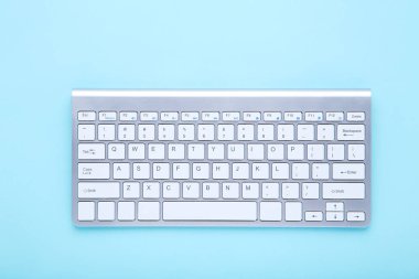 Bilgisayar klavye mavi zemin üzerine