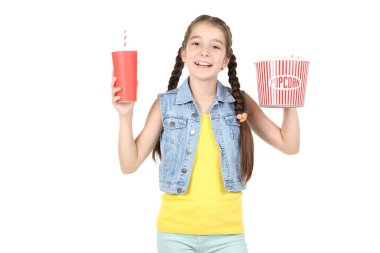 Patlamış mısır ve kağıt bardak o ile kova tutan güzel genç kız