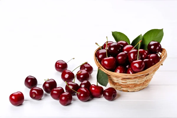 Cerises douces dans le panier sur table en bois blanc — Photo