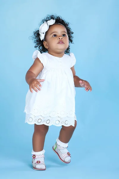 Hermosa niña en vestido blanco sobre fondo azul —  Fotos de Stock