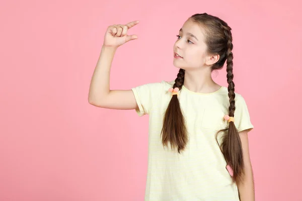 Pembe arka planda güzel bir genç kız — Stok fotoğraf