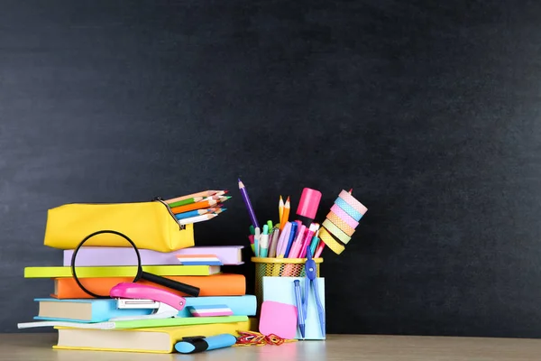 Schulmaterial auf Tafel-Hintergrund — Stockfoto