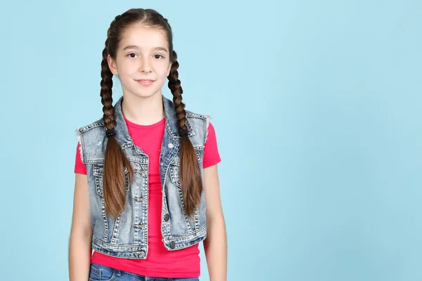 Menina bonita no fundo azul — Fotografia de Stock