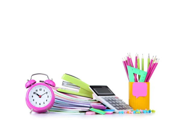 Schulbedarf mit rosa Wecker auf weißem Hintergrund — Stockfoto