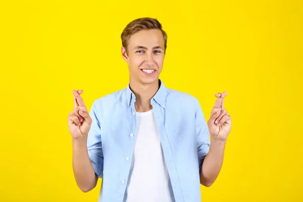 Porträtt av ung man i skjorta på gul bakgrund — Stockfoto