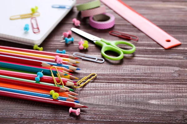 Schoolbenodigdheden op bruine houten tafel — Stockfoto