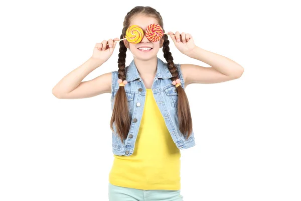 Menina bonita com pirulitos doces no fundo branco — Fotografia de Stock