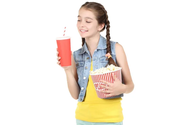 Schöne junge Mädchen mit Eimer mit Popcorn und Pappbecher o — Stockfoto