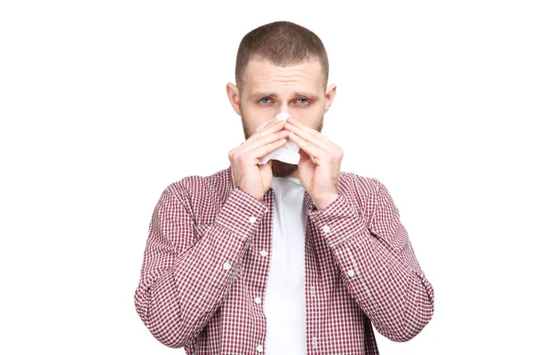 年轻人在白色背景上用手帕吹鼻子 — 图库照片