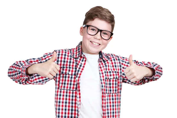 Portrait de jeune garçon dans des lunettes isolées sur fond blanc — Photo