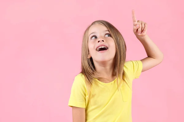 Hermosa niña sobre fondo rosa — Foto de Stock