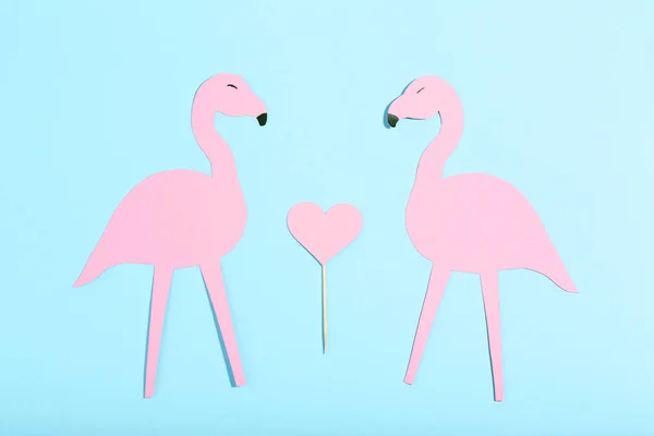 Pink papír flamingók és a szív kék háttér. Minimalizmus együtt — Stock Fotó