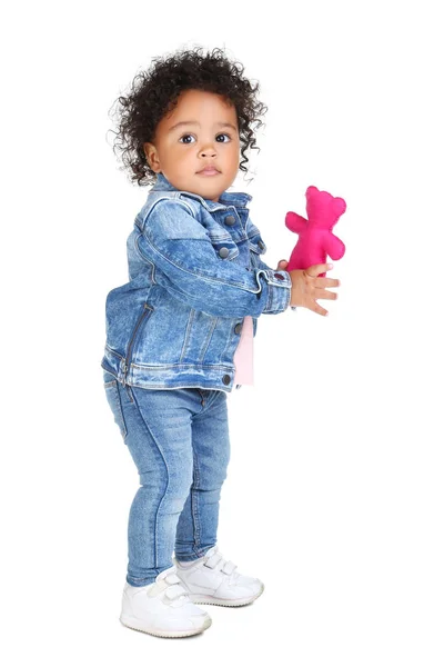 Menina bonita com brinquedo de urso macio no fundo branco — Fotografia de Stock