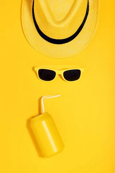 Lata de alumínio com óculos de sol e chapéu no fundo amarelo. Minim — Fotografia de Stock