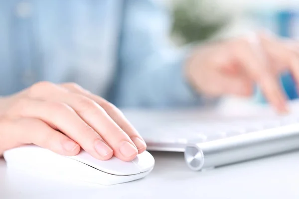 Mãos femininas usando mouse e digitando no teclado do computador Fotografia De Stock