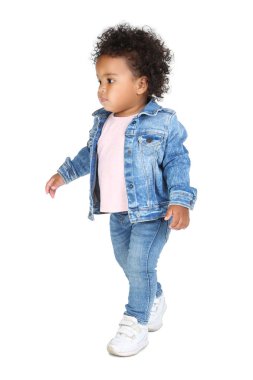 Beyaz arka planda moda giyim güzel bebek kız