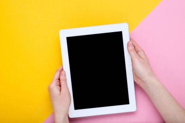 Renkli arka planda kadın ellerde Tablet bilgisayar