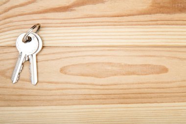 Kahverengi ahşap masa üzerinde ev anahtarları