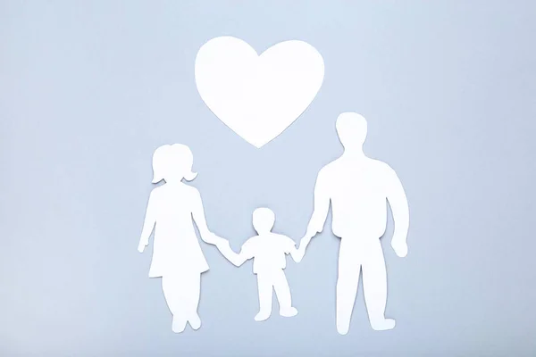 Familienfiguren mit Herz auf grauem Hintergrund — Stockfoto