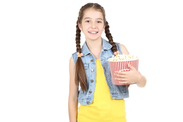 Красива молода дівчина тримає відро з попкорном на білому фоні — стокове фото