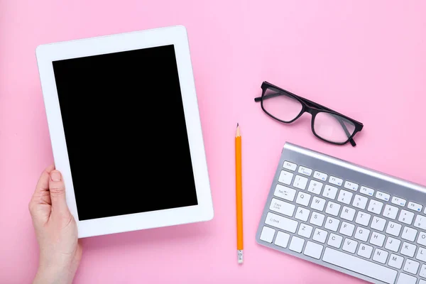 Tablette et clavier d'ordinateur avec des lunettes sur fond rose — Photo