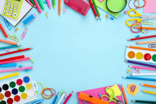 Material escolar diferente no fundo azul — Fotografia de Stock