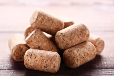 Kahverengi ahşap masada şarap mantarları