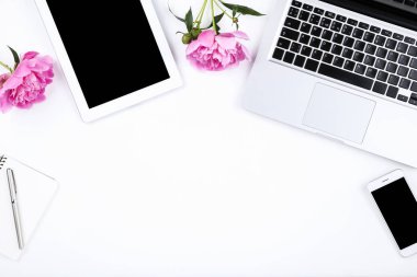 Whi tablet, akıllı telefon ve şakayık çiçekleri ile Dizüstü bilgisayar