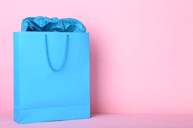 Kağıt alışveriş çantası pembe bir arka plan üzerinde
