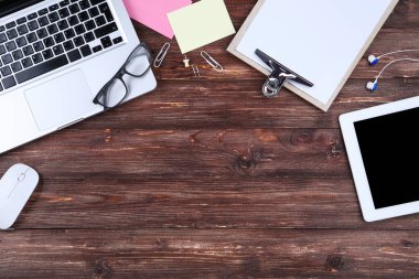 Gözlüklü dizüstü bilgisayar ve tablet bilgisayar, ahşap sekme de pano