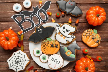 Kahverengi woo tabakta şekerler ile Halloween zencefilli kurabiye