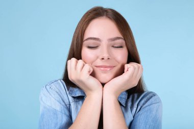 mavi zemin üzerine genç güzel kadın