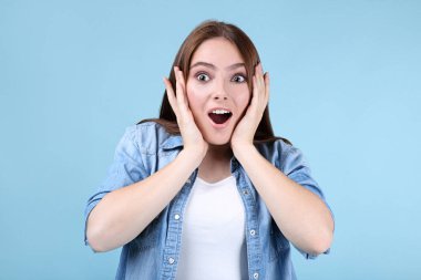 mavi zemin üzerine genç güzel kadın