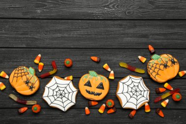 Siyah ahşap masada şekerler ile Halloween gingerbread çerezleri