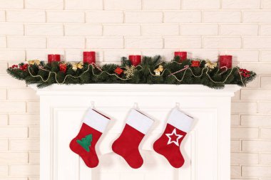 Tuğla duvar arka plan üzerinde şömineli Noel süsleri