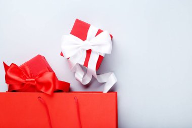 Alışveriş çantası hediye kutuları gri arka plan üzerinde ile