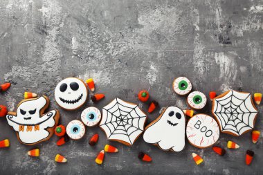 Gri arka planda şekerler ile Halloween gingerbread çerezleri