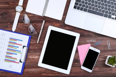 Dizüstü bilgisayar, akıllı telefon, gözlük ve kağıt grafik ile tablet bilgisayar