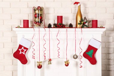 Şömine tuğla duvar arka plan üzerinde beyaz dekore